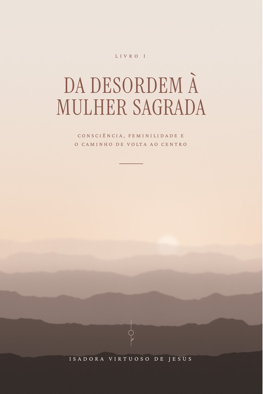 Capa do e-book Da Desordem à Mulher Sagrada, Livro I, de Isadora Virtuoso de Jesus: título em rosa-terroso sobre uma paisagem de montanhas em camadas ao amanhecer.